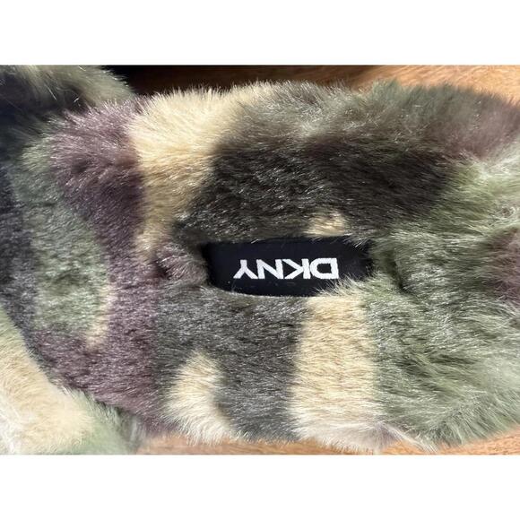 DKNY Palz Faux Fur Slipper Slides Camo Multi Logo Platform US 7 NWB - Picture 8 of 12